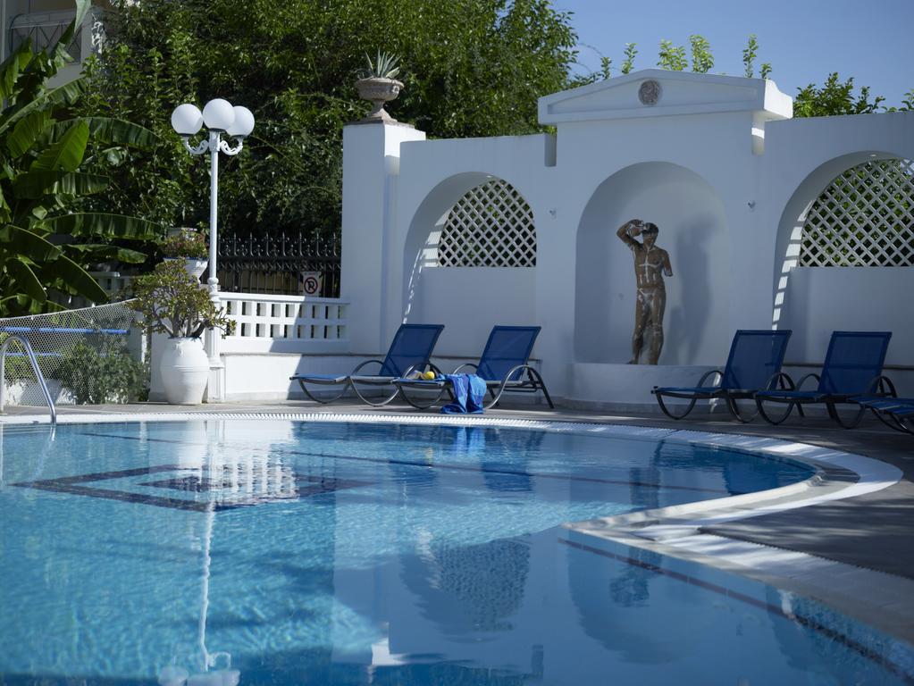 Ninetta'S Studios Poros Town Esterno foto