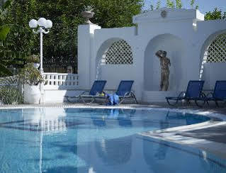 Ninetta'S Studios Poros Town Esterno foto